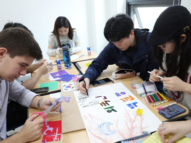 한글날을 하루 앞둔 10월 8일 오전 서울 서대문구 연세대학교 한국어학당에서 열린 제30회 외국인 한글백일장에 참가한 외국인 유학생들이 한글을 주제로한 작품을 만들고 있다. 연합뉴스