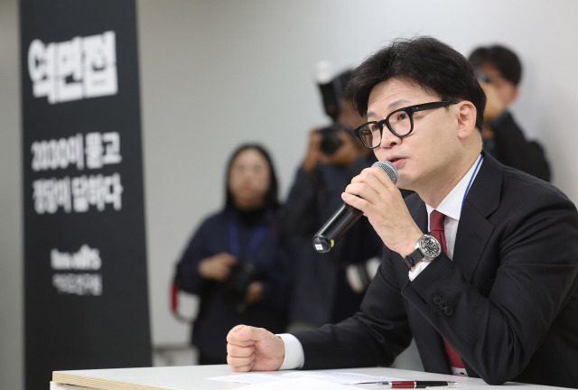 한동훈 국민의힘 대표가 27일 오후 서울 성동구 성수동 인근에서 열린 ‘역면접x국민의힘, 2030이 묻고 정당이 답하다’ 행사에서 발언하고 있다. 연합뉴스