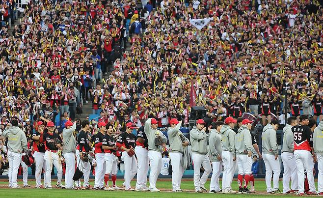 26일 오후 대구 삼성라이온즈파크에서 열린 2024 신한 SOL뱅크 KBO 포스트시즌 한국시리즈 4차전 KIA 타이거즈와 삼성 라이온즈의 경기. KIA 선수들이 삼성에 9-2 승리 후 팬들에게 인사하고 있다.