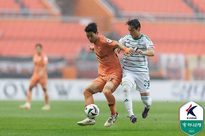 전병관(오른쪽)과 서진수가 볼 경합하고 있다. /사진=한국프로축구연맹 제공