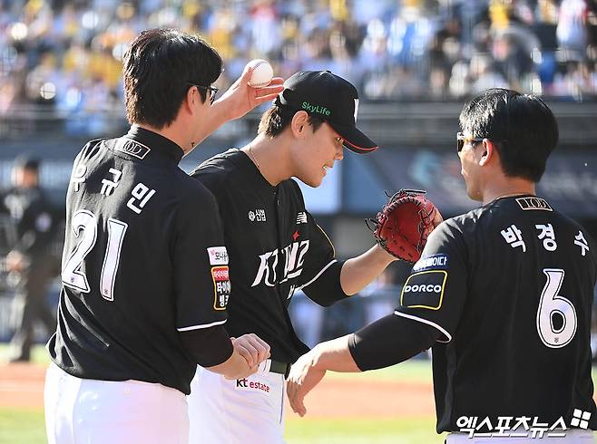 5일 오후 서울 송파구 잠실야구장에서 열린 '2024 신한 SOL Bank KBO 포스트시즌' KT 위즈와 LG 트윈스의 준플레이오프 1차전 경기, 8회말 KT 투수 소형준이 이닝을 종료시킨 뒤 더그아웃으로 향하며 우규민과 박경수의 격려를 받고 있다. 엑스포츠뉴스 DB