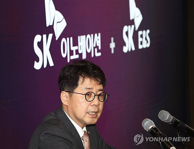 SK이노베이션-SK E&S 합병 관련 발표하는 박상규 사장 (서울=연합뉴스) 류영석 기자 = 18일 오전 서울 종로구 SK서린빌딩에서 열린 SK이노베이션-SK E&S 합병 관련 기자간담회에서 박상규 SK이노베이션 사장이 합병 관련 발표를 하고 있다. 2024.7.18 ondol@yna.co.kr