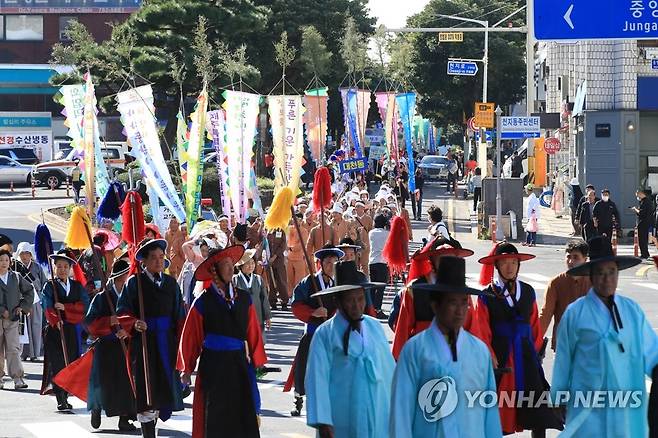 서귀포칠십리축제 개막 퍼레이드 [연합뉴스 자료사진]