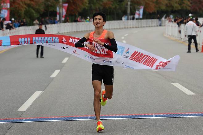 김홍록, 제78회 전국마라톤선수권 남자부 우승 (서울=연합뉴스) 김홍록이 27일 춘천에서 열린 제78회 전국마라톤선수권대회에서 남자 선수 중 가장 먼저 결승선을 통과하고 있다. [대한육상연맹 제공. 재판매 및 DB 금지]