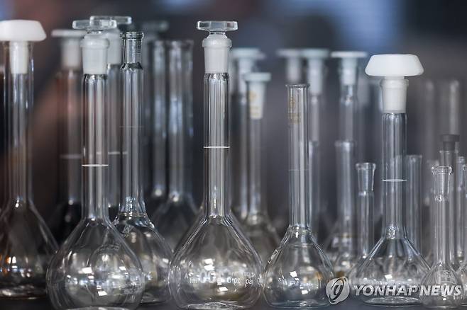 러시아 연방생물의학청 산하 백신 연구시설에 쌓여 있는 실험기구들 [타스 연합뉴스 자료사진. 재판매 및 DB 금지. 기사 내용과 직접 관련 없음]