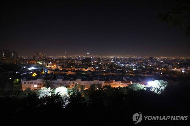 이스라엘군의 폭격으로 폭발음이 이어지는 이란 테헤란 시내 [AFP 연합뉴스 자료사진. 재판매 및 DB 금지]