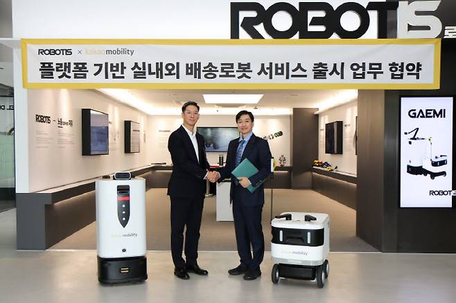 장성욱(왼쪽) 카카오모빌리티 미래이동연구소장과 김병수 로보티즈 대표이사가 지난 17일 서울시 강서구의 로보티즈 사옥에서 협약식을 마친 뒤 기념사진을 촬영하고 있다(사진=로보티즈)