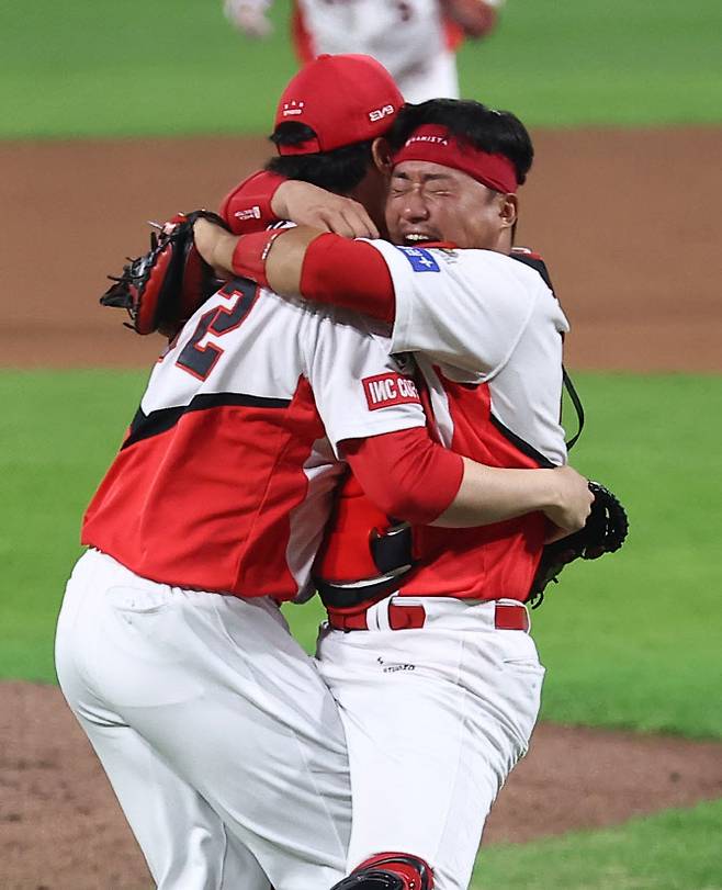 28일 광주 기아챔피언스필드에서 열린 2024 신한 SOL뱅크 KBO 포스트시즌 한국시리즈 5차전 삼성 라이온즈와 KIA 타이거즈의 경기. KIA 투수 정해영이 우승을 확정지은 뒤 포수 김태군과 환호하고 있다. 사진=연합뉴스