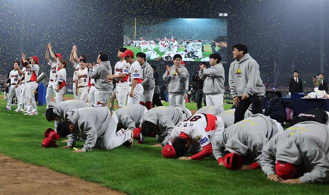 28일 광주 기아챔피언스필드에서 열린 2024 신한 SOL뱅크 KBO 포스트시즌 한국시리즈 5차전 삼성 라이온즈와 KIA 타이거즈의 경기. 삼성에 승리하며 7년 만에 통합우승을 달성한 KIA 선수들이 관중들에게 인사하고 있다. 사진=연합뉴스