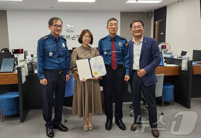 지난 22일 전북은행 완주산단지점 이은영 과장(왼쪽에서 두번째)이 보이스피싱 피해를 맏아 완주경찰서장(오른쪽에서 두번째)으로부터 감사장을 받았다.(전북은행 제공) 2024.10.28/뉴스1