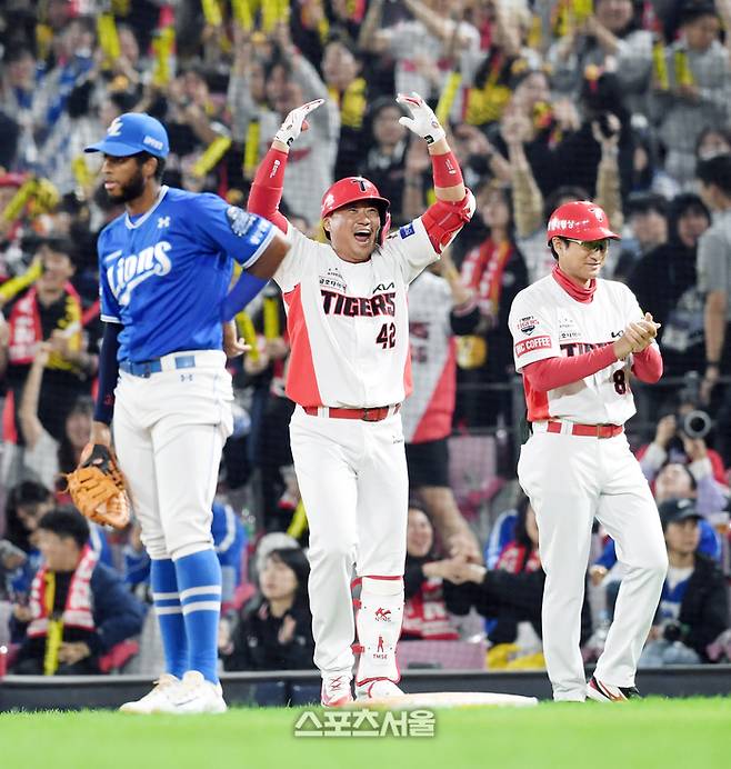 KIA 김태군(가운데)이 28일 광주-기아 챔피언스필드에서 열린 2024 KBO 한국시리즈 5차전 삼성과 경기 6회말 1사 1-3루 상황에서 삼성 임창민을 상대로 역전 내야안타를 친 뒤 기뻐하고 있다. 광주 | 박진업 기자 upandup@sportsseoul.com