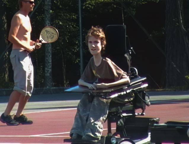 스틴은 근육이 퇴행하는 질환 때문에 평생 휠체어에 의지해 살았으며, 말기에는 호흡도 제대로 못 했다. [이미지출처=넷플릭스]