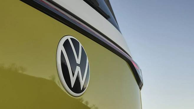 폭스바겐이 독일내 공장 폐쇄와 대규모 정리해고 방침을 정한 것으로 알려졌다.