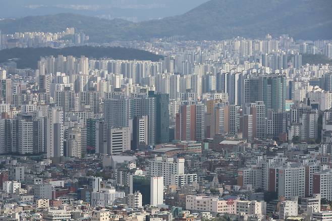 지난 23일 서울 남산에서 바라본 시내 아파트 단지. /연합뉴스