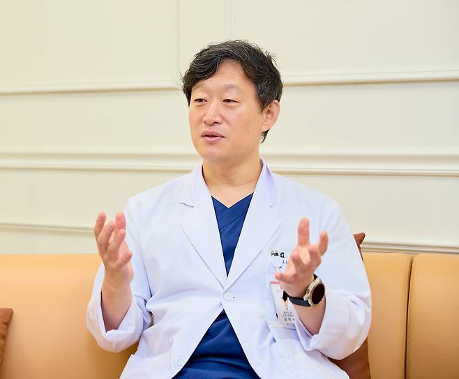 김현구 고대구로병원 심장혈관흉부외과 교수가 지난 6일 서울 구로구에 위치한 고대구로병원에서 조선비즈와 인터뷰하고 있다. 김 교수는 "폐 구조와 암을 형광으로 보여주는 조영제 덕분에 정상 조직을 건드리지 않고 암 부위만 잘라낼 수 있다"고 말했다./고대구로병원