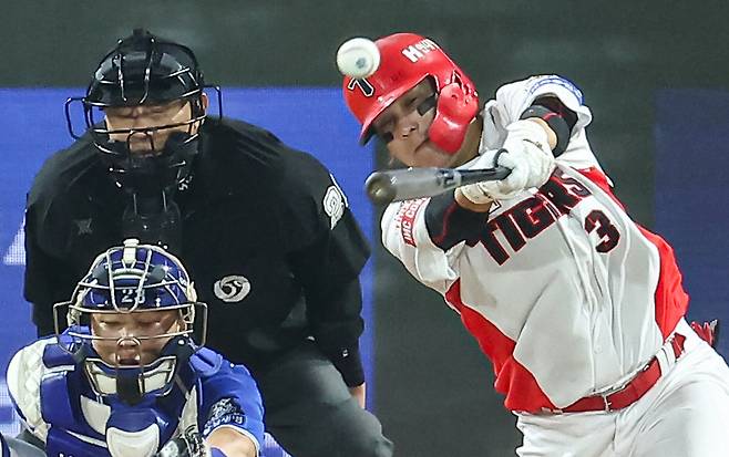 28일 오후 광주 북구 기아챔피언스필드에서 열린 프로야구 ‘2024 신한 SOL 뱅크 KBO 포스트시즌’ 한국시리즈 5차전 삼성 라이온즈와 기아 타이거즈의 경기, 4회말 2사 주자없는 상황에서KIA 김선빈이 안타를 치고 있다. 뉴스1