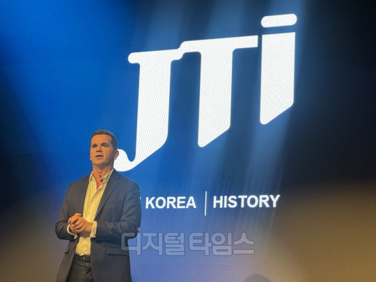 데이비드 윌러 JTI 코리아 사장이 28일 서울 여의도 페어몬트 앰배서더 서울 호텔 그랜드볼룸에서 열린 기자간담회에서 신제품 '플룸 X 어드밴스드'를 소개하고 있다.