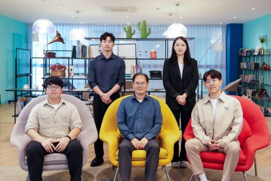 유정우(앞줄 왼쪽 두번째) 교수와 UNIST 연구진.