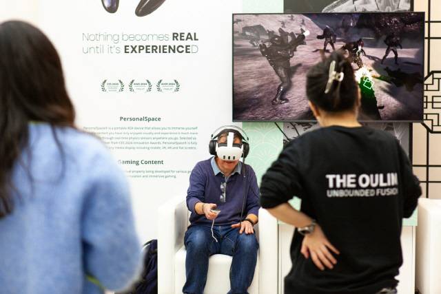 현지 관람객이 '더 어울림 in 런던' 참여기업 The2H의 VR 존에서 체험하고 있다. 콘진원 제공