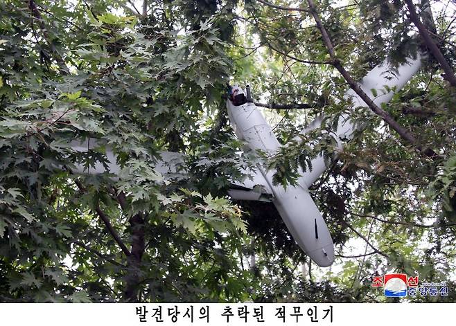 북한이 평양에서 한국군에서 운용하는 드론과 동일 기종의 무인기 잔해를 발견했다고 주장하며 관련 사진을 공개했다. 북한 국방성 대변인은 지난 19일 조선중앙통신을 통해 "한국군부깡패들의 중대주권침해도발사건이 결정적 물증의 확보와 그에 대한 객관적이며 과학적인 수사를 통해 명백히 확증되였다"고 발표했다. 사진=조선중앙통신 캡처