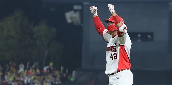 광주-기아챔피언스필드에서 열린 2024 KBO 포스트시즌 한국시리즈 5차전 KIA 타이거즈와 삼성 라이온즈의 경기, 1사 1,3루 KIA 김태군이 1타점 내야 땅볼을 치고 기뻐하고 있다. 뉴시스