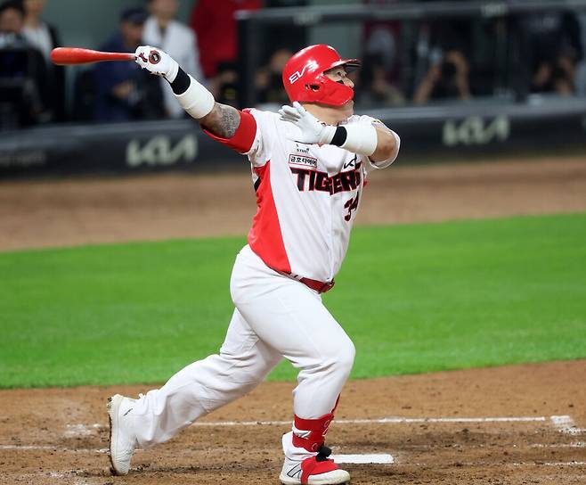 기아의 최형우가 28일 광주 기아챔피언스필드에서 열린 2024 KBO 포스트시즌 한국시리즈 5차전 삼성 라이온즈와 경기에서 5회말 무사에서 솔로홈런을 때리고 있다. 연합뉴스