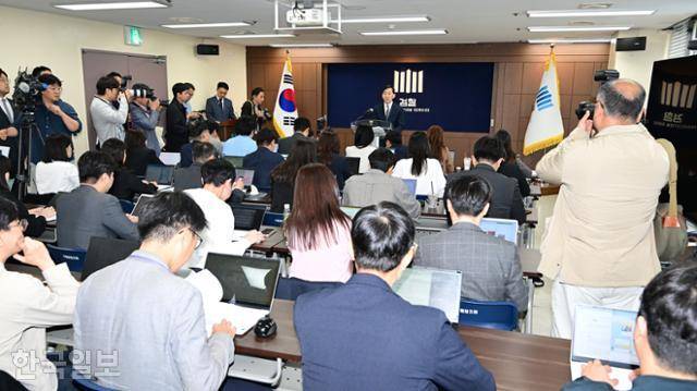 조상원 서울중앙지검 4차장검사가 17일 서울 서초구 서울중앙지검에서 김건희 여사의 도이치모터스 시세조종 가담 의혹 수사결과를 발표하고 있다. 최주연 기자