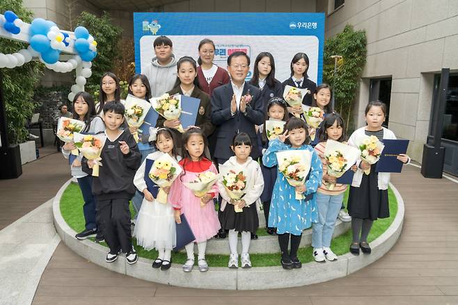 지난 25일 서울 중구 회현동 우리은행 본점에서 ‘제27회 우리은행 우리미술대회’ 시상식을 개최했다. 조병규 은행장(가운데)이 시상식 후 수상자들과 함께 기념사진을 촬영하고 있다. 우리은행 제공