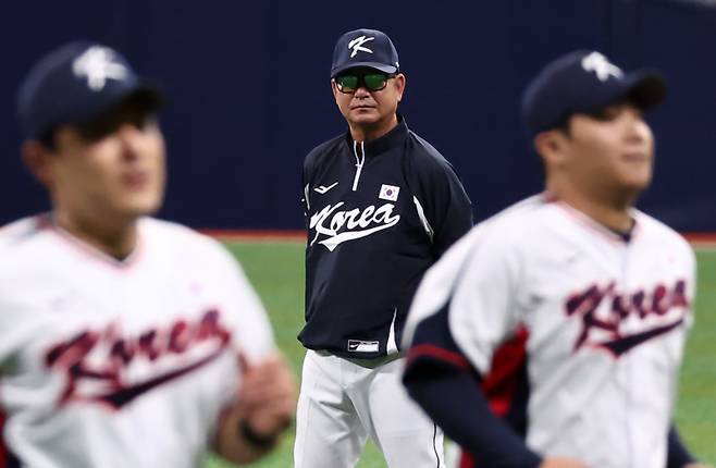 <yonhap photo-6709="">(서울=연합뉴스) 윤동진 기자 = 2024 세계야구소프트볼협회(WBSC) 프리미어12에 출전하는 한국 야구대표팀의 첫 훈련이 진행된 24일 오후 서울 고척스카이돔고척돔에서 류중일 감독이 선수들을 지켜보고 있다. 2024.10.24 mon@yna.co.kr/2024-10-24 16:01:05/ <저작권자 ⓒ 1980-2024 ㈜연합뉴스. 무단 전재 재배포 금지, AI 학습 및 활용 금지></yonhap>