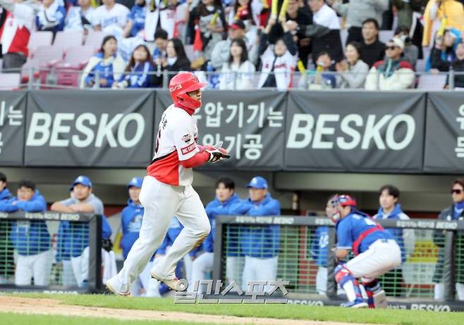 서스펜디드된 한국시리즈 1차전 삼성과 KIA의 경기가 23일 오후 광주 기아챔피언스필드에서 열렸다. KIA 최원준이 7회말 소크라테스 타석때 삼성 투수 임창민의 폭투때 득점한뒤 기뻐하고 있다. 광주=정시종 기자 capa@edaily.co.kr /2024.10.23.