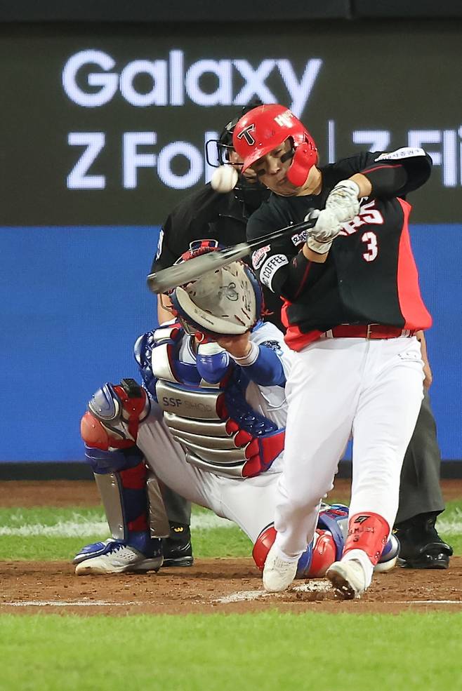 <yonhap photo-6733="">25일 대구 삼성라이온즈파크에서 열린 2024 신한 SOL뱅크 KBO 포스트시즌 한국시리즈 3차전 KIA 타이거즈와 삼성 라이온즈의 경기. 2회초 1사 1루 KIA 김선빈이 안타를 치고 있다. [연합뉴스]</yonhap>