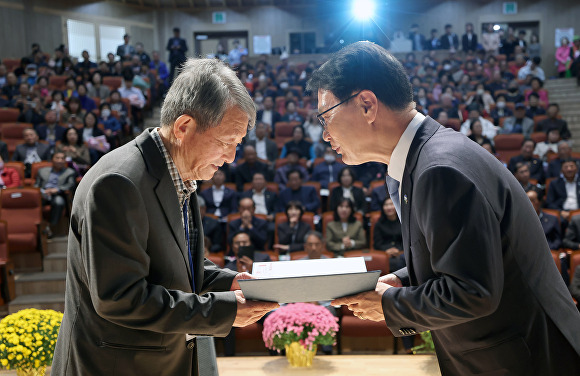 심덕섭 고창군수(우측)가 뿌리고창인에게 증서를 수여하고 있다. [사진=고창군 ]