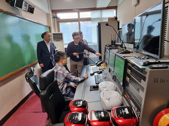 광주시교육청이 '2025학년도 대학수학능력시험’ 시험장'으로 지정된 학교를 대상으로 시설 안전을 점검하고 있다 [사진=광주시교육청]