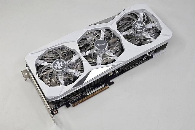 애즈락 라데온 RX 7800 XT 스틸레전드 / 출처=IT동아