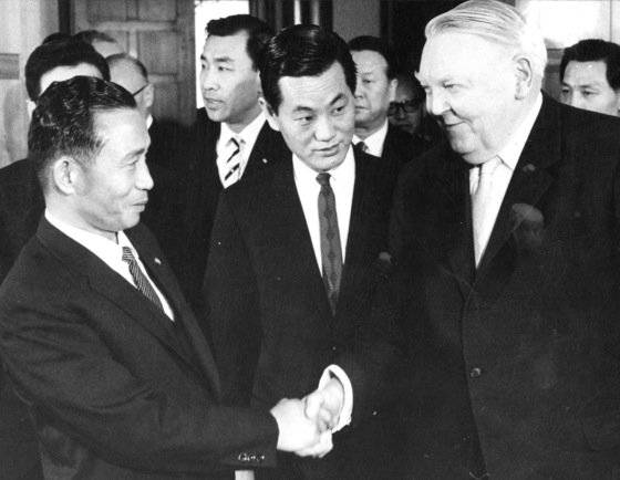 1964년 12월 박정희 대통령이 서독 수상 관저를 방문, 에르하르트 수상과 악수를 나누고 있다. 중앙포토