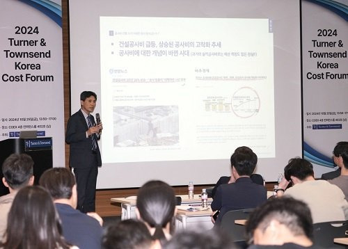 코스트 포럼에서 주제 발표 중인 박장식 터너앤타운젠드코리아 대표. 터너앤타운젠드코리아