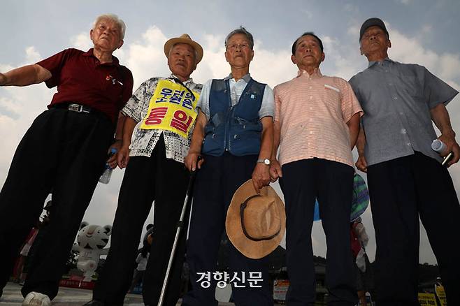 지난 2018년 8월 2일. 청와대 분수대 앞 집회를 마친 뒤  결의를 다지는 비전향 장기수. 왼쪽부터 양희철, 김영식, 강담, 양희철, 박희성 선생. 정지윤 기자