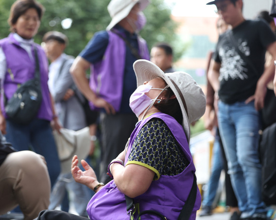 A bereaved family member of the Itaewon crowd crush disaster cries out in despair in front of the Seoul Western District Court in Mapo District, western Seoul, on Monday, after Yongsan District Office Chief Park Hee-young, who was found not guilty, left the court building following the hearing. [YONHAP]