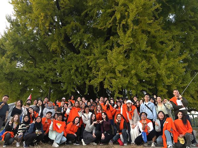 International students invited to Wonju through K-campus pose for a photo in front of the Bangyeri Gingko Tree in Munmak-eup, Wonju, on Saturday. [LEE TAE-HEE]