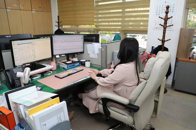 안동시 공무원이 임산부 전용의장에 앉아 업무를 하고 있다. 안동시 제공