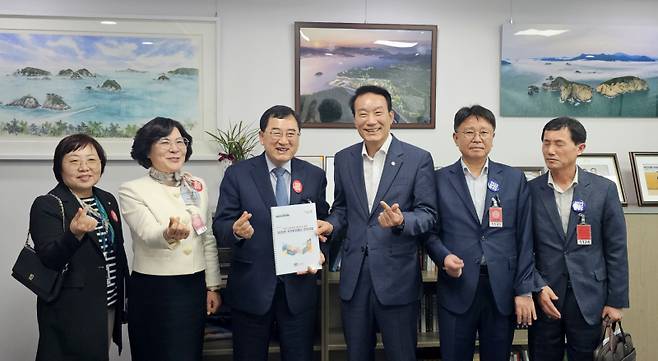 주낙영 시장(왼쪽 세 번째)이 서일준 국민의힘(경남 거제) 국회의원과 손가락 하트를 만들어 보이고 있다. 경주시 제공