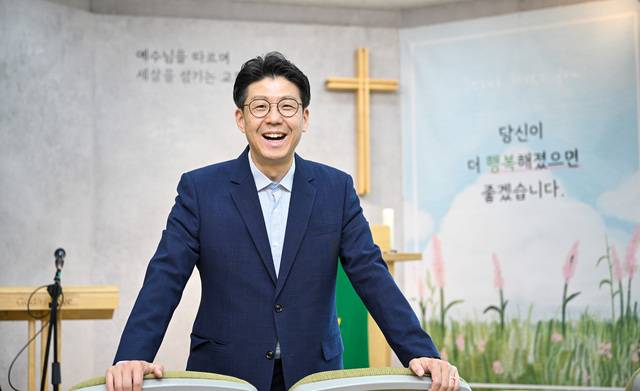 이영규 남사 빛의숲교회 목사가 지난 23일 경기도 용인의 교회에서 지역사회를 향한 문화목회의 비전을 밝히고 있다. 용인=신석현 포토그래퍼