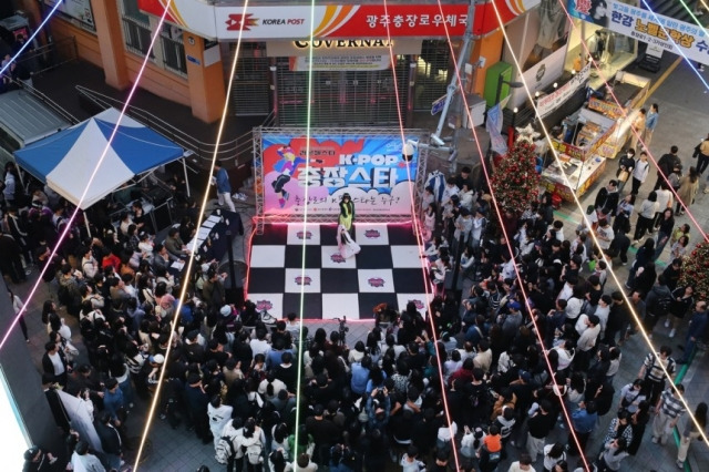 지난 26일 광주광역시 동구 충장우체국 앞 광장에서 열린 ‘충장상권르네상스 라온페스타’에서 춤 경연대회 ‘K-POP충장스타’가 열리고 있다. 광주 동구 제공