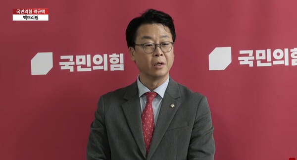 ▲곽규택 국민의힘 수석대변인이 28일 백브리핑에서 박장범 KBS 사장 임명 제청 관련, 아부하는 앵커를 KBS 사장 만들어주는 것이야말로 방송장악 아니냐는 질문에 당 입장이 정해진 적이 없다고 답변하고 있다. 사진=시사포커스TV 영상 갈무리