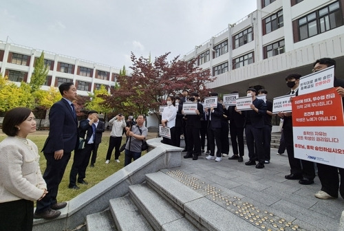 경북대·강원대의대 교수비대위, 학생비대위, 학부모 비대위 연합이 지난 17일 경북대의대 앞에 모여 국회 교육위원회 소속 의원들을 향해 의대생 휴학 승인이 이뤄질 수 있도록 도와달라 요청하는 모습. [사진 출처 = 연합뉴스]