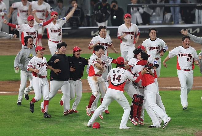 KIA 타이거즈 선수들이 28일 광주 KIA챔피언스필드에서 열린 2024 신한 SOL뱅크 KBO 한국시리즈 5차전에서 우승을 확정한 뒤 그라운드에 일제히 뛰어들면서 기쁨을 나누고 있다. 연합뉴스