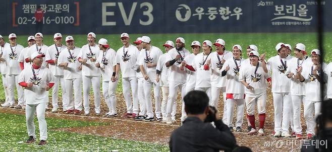 (광주=뉴스1) 임세영 기자 = 28일 오후 광주 기아챔피언스필드에서 열린 프로야구 '2024 신한 SOL 뱅크 KBO 포스트시즌' 한국시리즈 5차전 삼성 라이온즈와 KIA 타이거즈의 경기에서 우승을 차기한 기아 타이거즈 이범호 감독 및 선수들이 삐끼삐끼 춤을 추고 있다. 2024.10.28/뉴스1  Copyright (C) 뉴스1. All rights reserved. 무단 전재 및 재배포,  AI학습 이용 금지. /사진=(광주=뉴스1) 임세영 기자