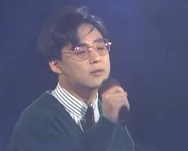 신해철이 남긴 노래들은 아직까지 회자되고 있다. 사진은 1990년 KBS 가요 톱10에 출연한 그의 모습. /사진=유튜브 캡처