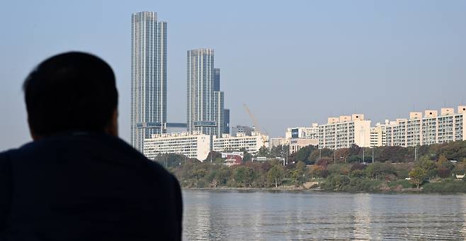 서울 서초구 잠수교에서 한 시민이 아파트단지를 바라보고 있다. 임세준 기자