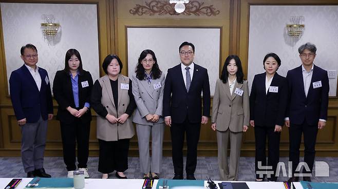 [서울=뉴시스] 배훈식 기자 = 김병환(왼쪽 다섯번째) 금융위원장이 28일 오전 서울 종로구 정부서울청사에서 열린 대학 소비자학과 교수 간담회 참석자들과 기념촬영을 하고 있다. 2024.10.28. dahora83@newsis.com